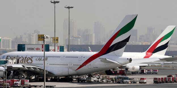 Zwei große Flugzeuge stehen nebeneinander auf einem Flughafen Zwei große Flugzeuge stehen nebeneinander auf einem Flughafen