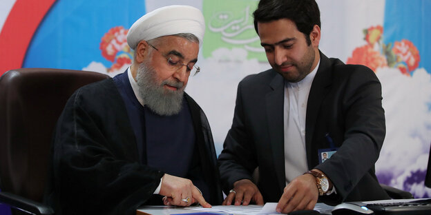 Zwei Männer, einer davon ist Hassan Ruhani Zwei Männer, einer davon ist Hassan Ruhani