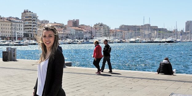 Ikram Aslouni steht in der Innenstadt am Wasser Ikram Aslouni steht in der Innenstadt am Wasser