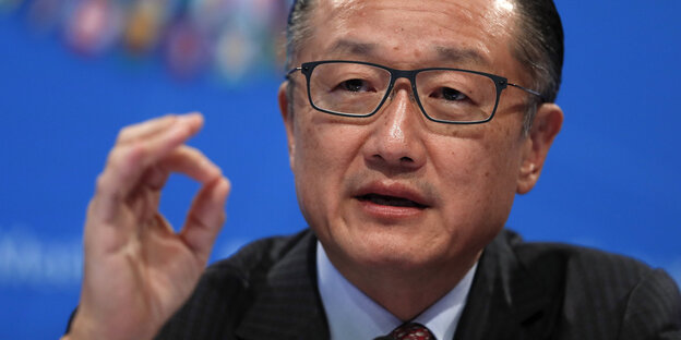 Ein Mann mit Brille formt Daumen und Zeigefinger der rechten Hand zu einem O. Es ist Weltbankpräsident Jim Yong Kim Ein Mann mit Brille formt Daumen und Zeigefinger der rechten Hand zu einem O. Es ist Weltbankpräsident Jim Yong Kim