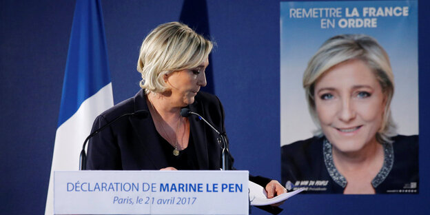 Marine Le Pen an einem Redepult Marine Le Pen an einem Redepult