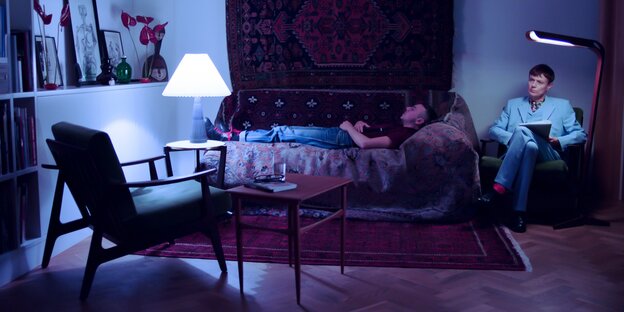 Filmszene auf dem Psychiater-Sofa Filmszene auf dem Psychiater-Sofa