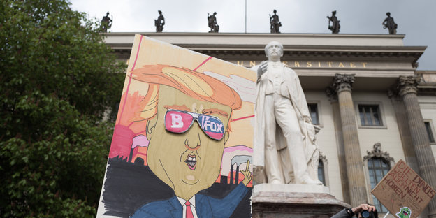 Bild von comichaftem Donald Trump vor der Humboldt-Uni