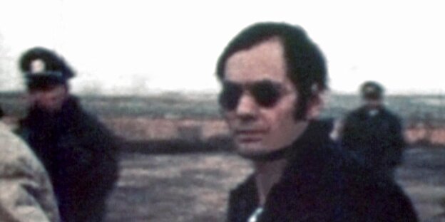 Andreas Baader mit Sonnebrille, hinter ihm Polizisten Andreas Baader mit Sonnebrille, hinter ihm Polizisten