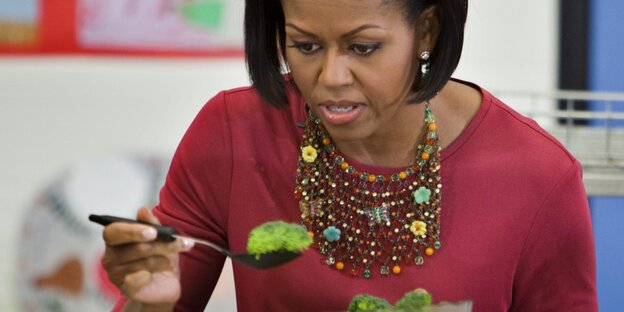 Michelle Obama isst Brokkoli Michelle Obama isst Brokkoli