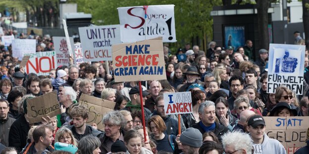 Demonstrationzug auf der Berliner Prachtmeile Unter den Linden