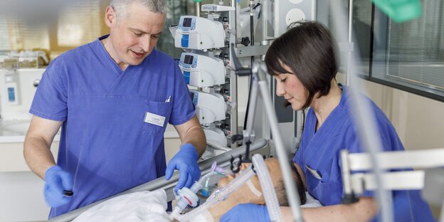 Krankenpfleger versorgen einen Patienten Krankenpfleger versorgen einen Patienten