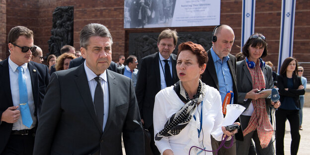 Sigmar Gabriel begleitet von weiteren Menschen in der Holocaust-Gedenkstätte Yad Vashem Sigmar Gabriel begleitet von weiteren Menschen in der Holocaust-Gedenkstätte Yad Vashem