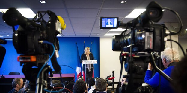 Auf Marine Le Pen gerichtete TV-Kameras Auf Marine Le Pen gerichtete TV-Kameras