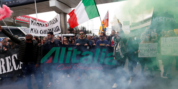 Streikende Alitalia-Mitarbeiter am 5. April auf dem Gelände des Flughafens in Rom Streikende Alitalia-Mitarbeiter am 5. April auf dem Gelände des Flughafens in Rom