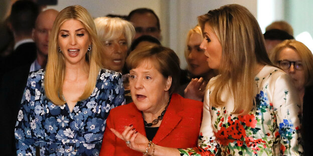 Angela Merkel steht im schicken roten Blazer zwischen Ivanka Trump und Königin Maxima Angela Merkel steht im schicken roten Blazer zwischen Ivanka Trump und Königin Maxima