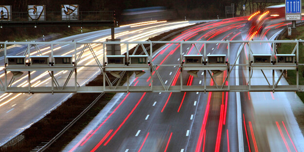 Autobahn mit verschwommenen Lichtern Autobahn mit verschwommenen Lichtern