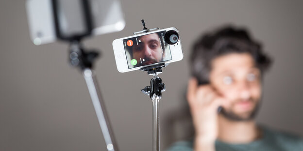 Installation mit Selfie-Stick Installation mit Selfie-Stick
