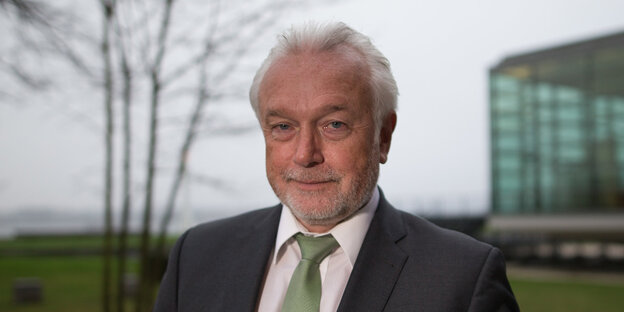 Wolfgang Kubicki steht auf einer Wiese vor dem Gebäude des Landtags in Schleswig-Holstein Wolfgang Kubicki steht auf einer Wiese vor dem Gebäude des Landtags in Schleswig-Holstein