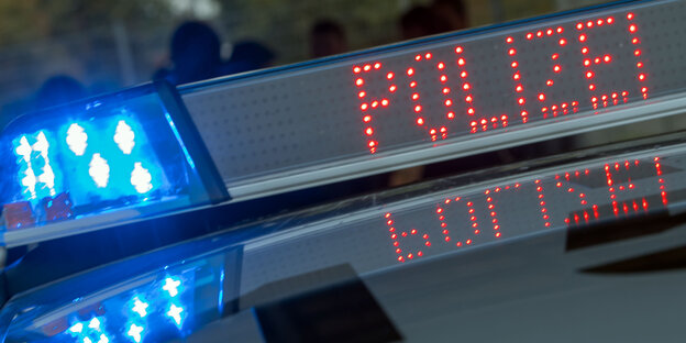Polizei steht in roten Buchstaben neben einem Blaulicht Polizei steht in roten Buchstaben neben einem Blaulicht