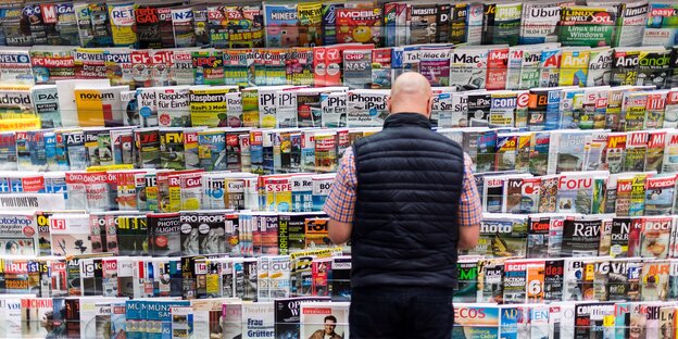 Ein Mann vor Zeitschriften Ein Mann vor Zeitschriften