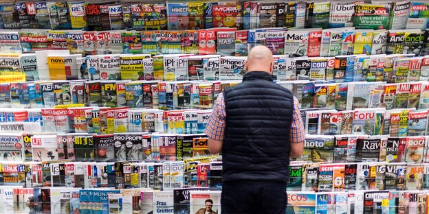 Ein Mann vor Zeitschriften