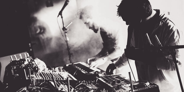DJ Flumroc und DJ M T Dancefloor vor ihren Synthesizern DJ Flumroc und DJ M T Dancefloor vor ihren Synthesizern