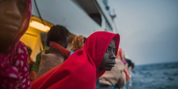 Flüchtlinge auf einem Rettungsschiff vor der libyschen Küste Flüchtlinge auf einem Rettungsschiff vor der libyschen Küste
