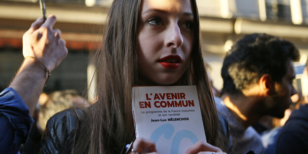 Eine Anhängerin Melenchon hält sein Buch „Die gemeinsame Zukunft“ in den Händen Eine Anhängerin Melenchon hält sein Buch „Die gemeinsame Zukunft“ in den Händen