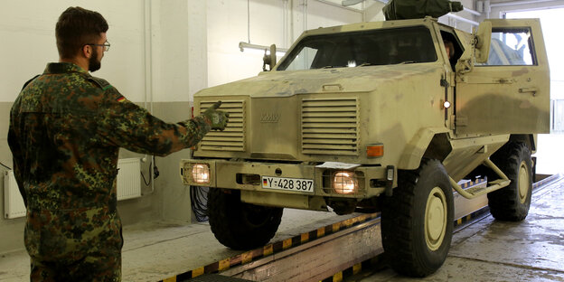 Ein gepanzerter Truppentransporter „Dingo“ in einem Bundeswehr-Depot Ein gepanzerter Truppentransporter „Dingo“ in einem Bundeswehr-Depot