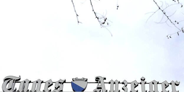 Schriftzug des „Tagesanzeigers" gegen einen bewölkten Himmel Schriftzug des „Tagesanzeigers" gegen einen bewölkten Himmel