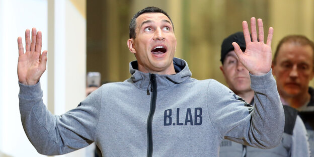 Wladimir Klitschko mit erhobenen Händen Wladimir Klitschko mit erhobenen Händen