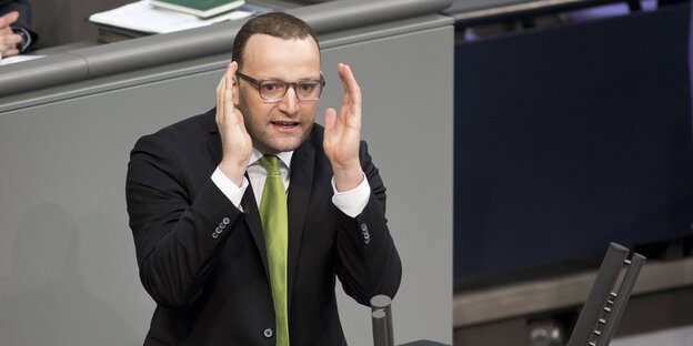 Jens Spahn am Rednerpult im Bundestag