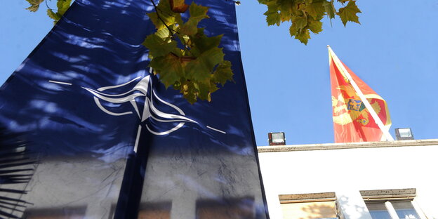 Eine Nato-Flagge weht neben einer montenigrischen Fahne Eine Nato-Flagge weht neben einer montenigrischen Fahne