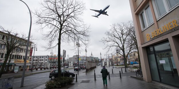 Ein Flugzeug über einem Wohngebiet Ein Flugzeug über einem Wohngebiet