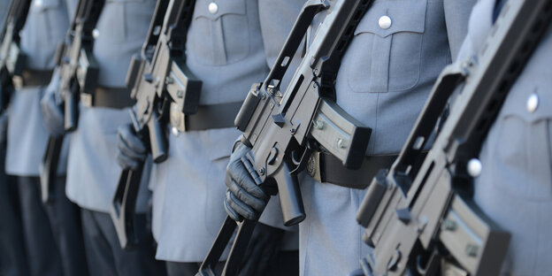 Soldaten halten Sturmgewehre Soldaten halten Sturmgewehre