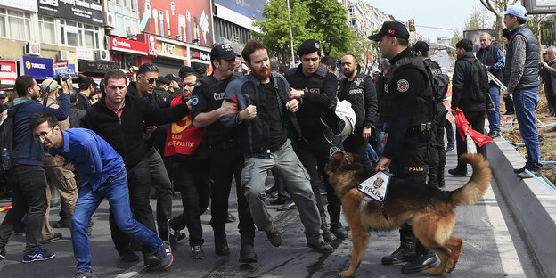 Polizisten führen einen Demonstranten ab. Polizisten führen einen Demonstranten ab.