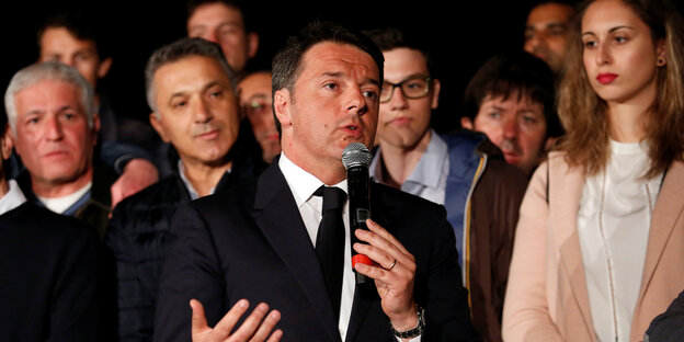 Matteo Renzi spricht in ein Mikrofon Matteo Renzi spricht in ein Mikrofon
