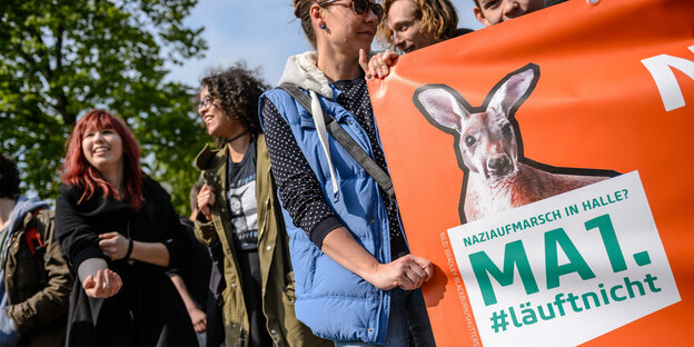 DemonstrantInnen halten ein Transparent gegen eine Nazi-Aufmarsch in Halle DemonstrantInnen halten ein Transparent gegen eine Nazi-Aufmarsch in Halle