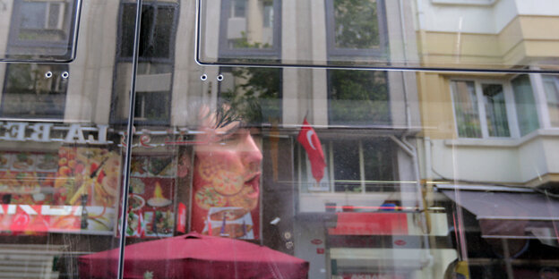 Fassade spiegelt sich im Gesicht eines Mannes Fassade spiegelt sich im Gesicht eines Mannes