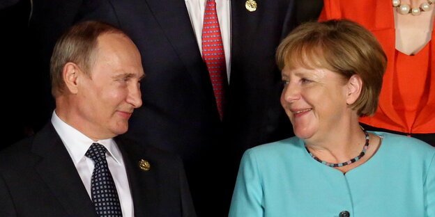 Putin und Merkel gucken sich an Putin und Merkel gucken sich an