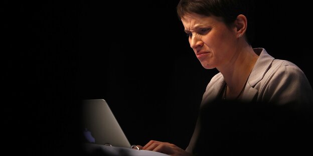 Frauke Petry sitzt vor einem Laptop und zieht eine Grimasse Frauke Petry sitzt vor einem Laptop und zieht eine Grimasse