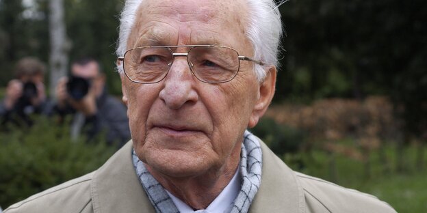 Ein älterer Mann mit Brille Ein älterer Mann mit Brille
