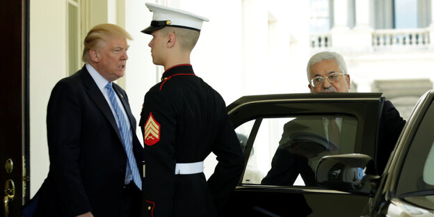 Palästinenserpräsident Abbas steigt in Washington in ein Auto Palästinenserpräsident Abbas steigt in Washington in ein Auto