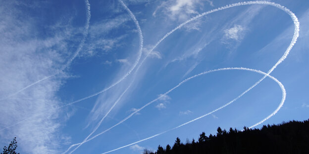 Kondenstreifen am Himmel