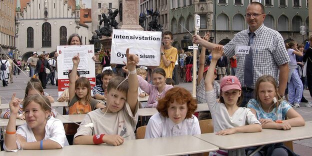 Mitten in der Münchner Innenstadt: Kinder, die am tropf hängen, sitzen an Schulbänken Mitten in der Münchner Innenstadt: Kinder, die am tropf hängen, sitzen an Schulbänken