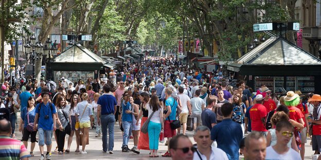 Vollgestopfte Touristenmeile in Barcelona Vollgestopfte Touristenmeile in Barcelona