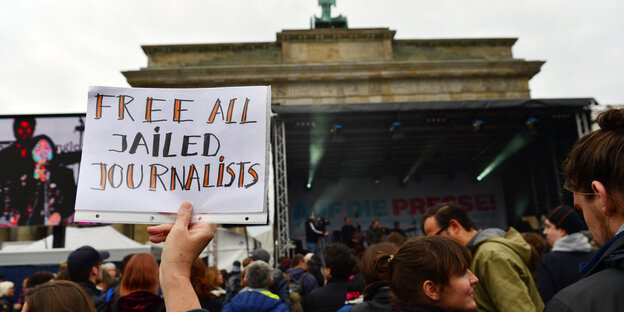 Zuschauer vor dem Brandenburger Tor