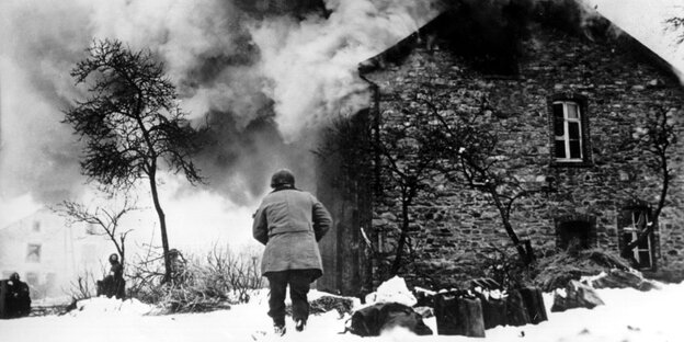 Amerikanische Truppen dringen in einen brennenden Ort vor Amerikanische Truppen dringen in einen brennenden Ort vor