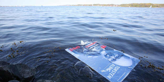 Ein Wahlplakat von Torsten Albig schwimmt im Wasser Ein Wahlplakat von Torsten Albig schwimmt im Wasser