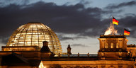 Die Kuppel des Bundestags im Dämmerlicht