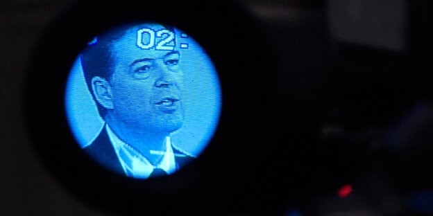 Ex-FBI-Chef James Comey ist auf dem Bildschirm einer Kamera zu sehen Ex-FBI-Chef James Comey ist auf dem Bildschirm einer Kamera zu sehen