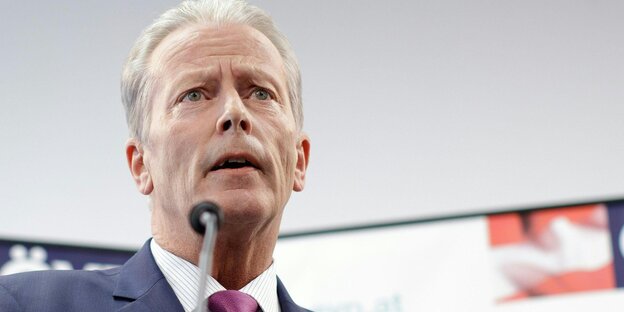 Reinhold Mitterlehner vor einem Mikrofon Reinhold Mitterlehner vor einem Mikrofon