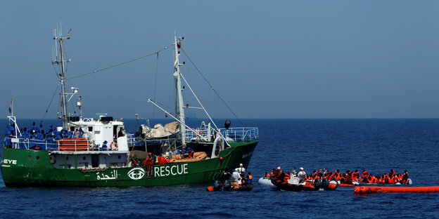 Schiff mit Menschen auf dem Wasser Schiff mit Menschen auf dem Wasser