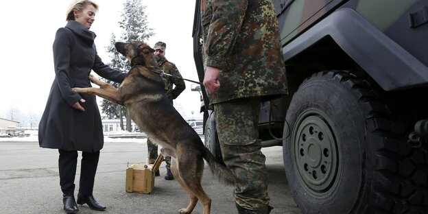 Von der Leyen, ein Schäferhund, Soldaten Von der Leyen, ein Schäferhund, Soldaten